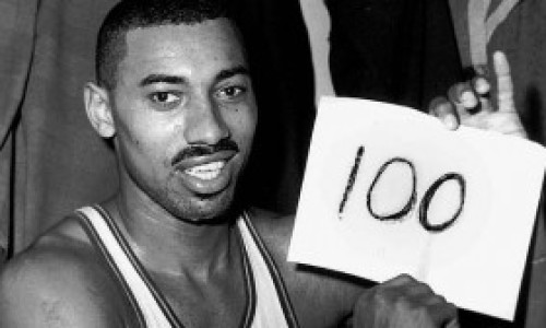 Chamberlain-muestra-sus-puntos-tras-jugar-contra-los-Knicks-el-2-de-marzo-de-1962