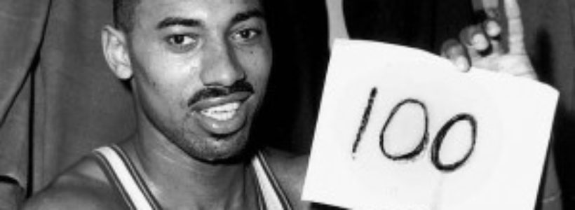 Chamberlain-muestra-sus-puntos-tras-jugar-contra-los-Knicks-el-2-de-marzo-de-1962