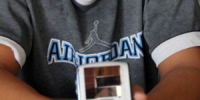 Joven-dominicano-inventa-un-cargador-solar-para-celulares