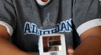 Joven-dominicano-inventa-un-cargador-solar-para-celulares