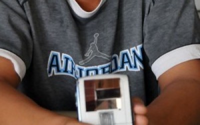 Joven-dominicano-inventa-un-cargador-solar-para-celulares