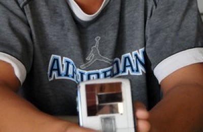 Joven-dominicano-inventa-un-cargador-solar-para-celulares