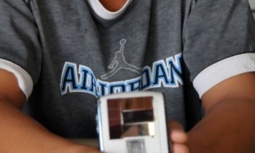 Joven-dominicano-inventa-un-cargador-solar-para-celulares