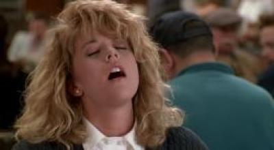 Meg-Ryan-en-la-legendaria-escena-de-Cuando-Harry-conoci-a-Sally