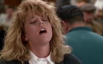 Meg-Ryan-en-la-legendaria-escena-de-Cuando-Harry-conoci-a-Sally