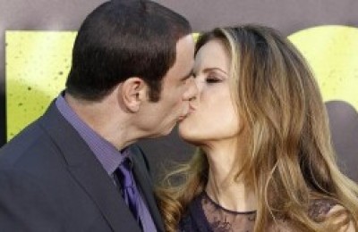 John-Travolta-y-su-mujer-Kelly-Preston-se-besan-en-la-premire-de-Savages-300x168