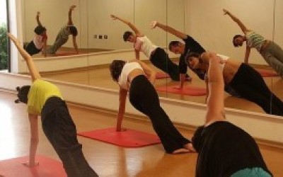 Una-clase-de-Pilates-en-suelo-300x168