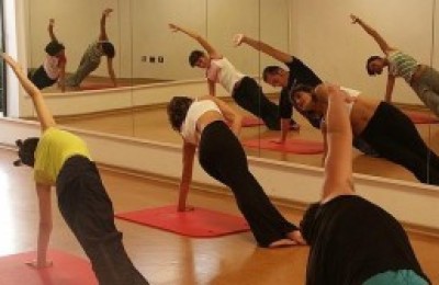 Una-clase-de-Pilates-en-suelo-300x168