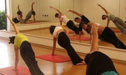Una-clase-de-Pilates-en-suelo-300x168