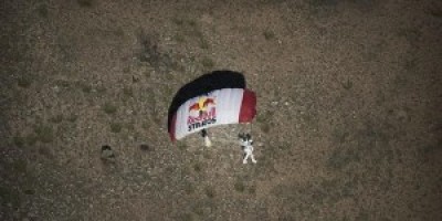 Aterrizaje-del-paracaidista-extremo-Baumgartner-en-el-desierto-de-Nuevo-Mxico-300x168
