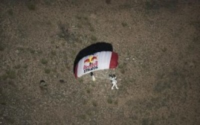 Aterrizaje-del-paracaidista-extremo-Baumgartner-en-el-desierto-de-Nuevo-Mxico-300x168