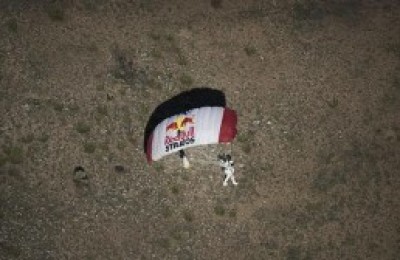 Aterrizaje-del-paracaidista-extremo-Baumgartner-en-el-desierto-de-Nuevo-Mxico-300x168