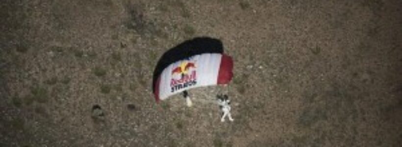 Aterrizaje-del-paracaidista-extremo-Baumgartner-en-el-desierto-de-Nuevo-Mxico-300x168