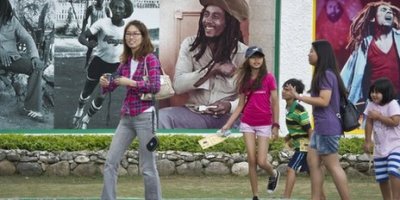 120927201510__62960297_tourists_jamaica_afp