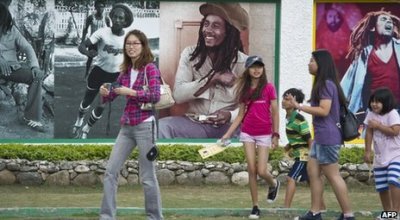 120927201510__62960297_tourists_jamaica_afp