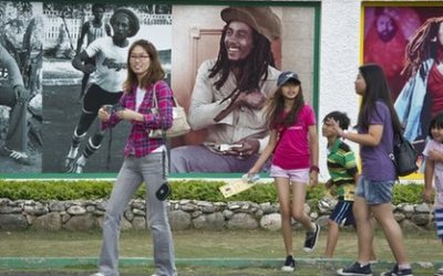 120927201510__62960297_tourists_jamaica_afp