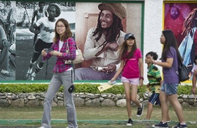 120927201510__62960297_tourists_jamaica_afp
