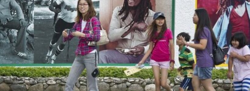 120927201510__62960297_tourists_jamaica_afp