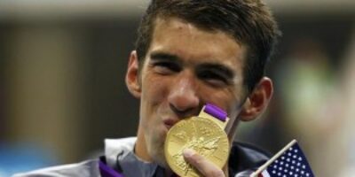 El-nadador-Michael-Phelps-besa-una-de-sus-medallas-de-los-Juegos-de-Londres-2012-300x168