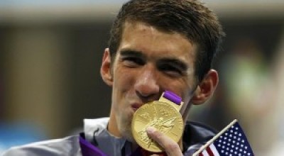 El-nadador-Michael-Phelps-besa-una-de-sus-medallas-de-los-Juegos-de-Londres-2012-300x168