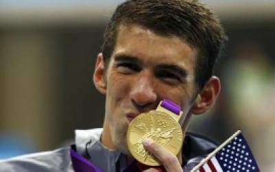 El-nadador-Michael-Phelps-besa-una-de-sus-medallas-de-los-Juegos-de-Londres-2012-300x168