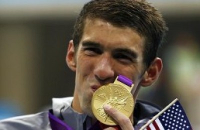 El-nadador-Michael-Phelps-besa-una-de-sus-medallas-de-los-Juegos-de-Londres-2012-300x168