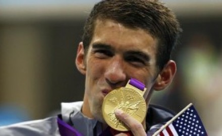 El-nadador-Michael-Phelps-besa-una-de-sus-medallas-de-los-Juegos-de-Londres-2012-300x168