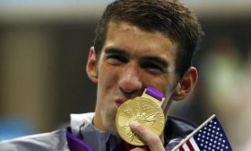 El-nadador-Michael-Phelps-besa-una-de-sus-medallas-de-los-Juegos-de-Londres-2012-300x168
