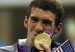 El-nadador-Michael-Phelps-besa-una-de-sus-medallas-de-los-Juegos-de-Londres-2012-300x168
