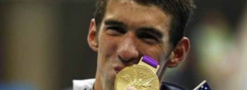 El-nadador-Michael-Phelps-besa-una-de-sus-medallas-de-los-Juegos-de-Londres-2012-300x168