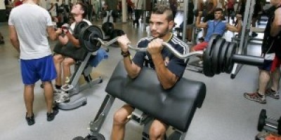 Hombres-entrenando-en-un-gimnasio-en-Crdoba-300x168