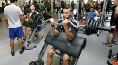 Hombres-entrenando-en-un-gimnasio-en-Crdoba-300x168
