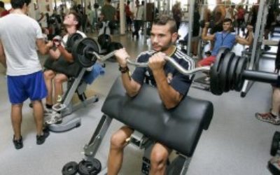 Hombres-entrenando-en-un-gimnasio-en-Crdoba-300x168