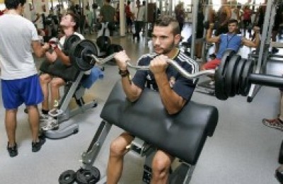 Hombres-entrenando-en-un-gimnasio-en-Crdoba-300x168