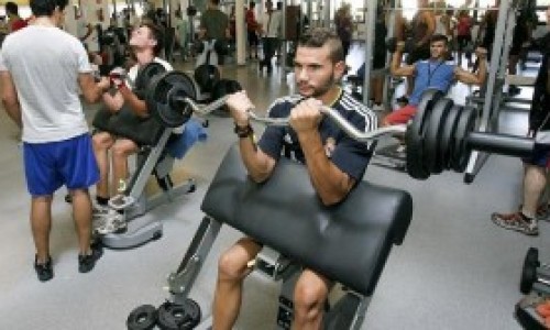 Hombres-entrenando-en-un-gimnasio-en-Crdoba-300x168
