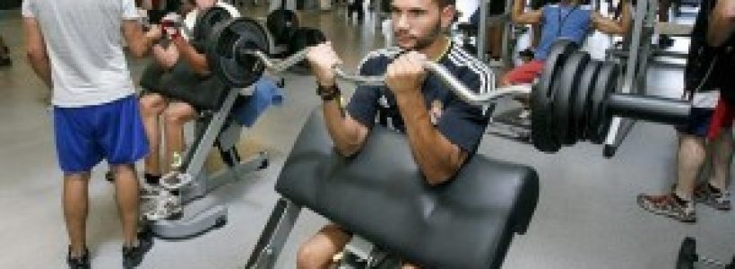 Hombres-entrenando-en-un-gimnasio-en-Crdoba-300x168