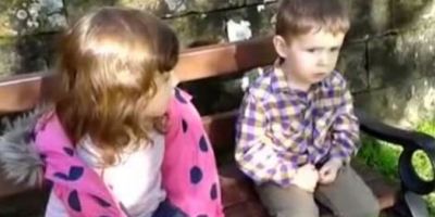 nina_regana_a_su_hermanito