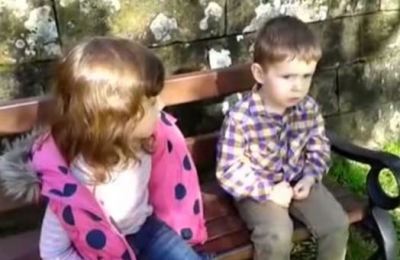 nina_regana_a_su_hermanito