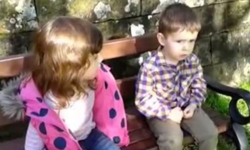 nina_regana_a_su_hermanito