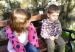 nina_regana_a_su_hermanito