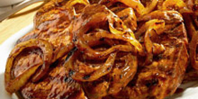 Chuletas_asadas_con_aros_de_cebolla