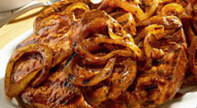 Chuletas_asadas_con_aros_de_cebolla