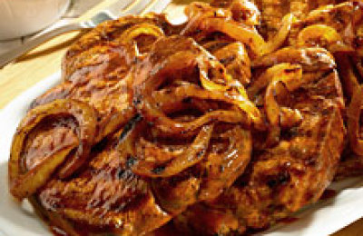 Chuletas_asadas_con_aros_de_cebolla