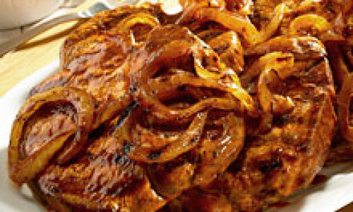 Chuletas_asadas_con_aros_de_cebolla