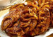 Chuletas_asadas_con_aros_de_cebolla
