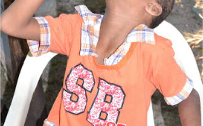 NIO_LECHE_CON_TETERO