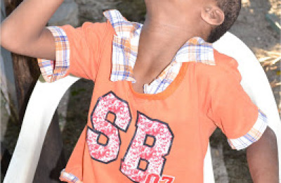 NIO_LECHE_CON_TETERO