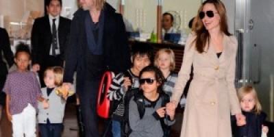 Brad-Pitt-y-Angelina-Jolie-con-sus-hijos.-300x199