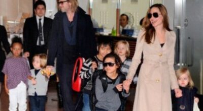 Brad-Pitt-y-Angelina-Jolie-con-sus-hijos.-300x199