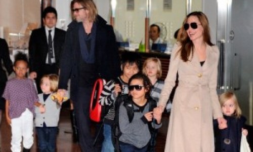 Brad-Pitt-y-Angelina-Jolie-con-sus-hijos.-300x199